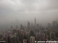 Poluição sobre o céu de Hong Kong: mais carros nas ruas 