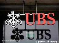 يو بي إس أحد أكبر البنوك السويسرية، حيث يشك مراقبون أن تكون عائلة مبارك قد أودعت فيه جزءا من ثروتها، لكن البنك ينفي ذلك.