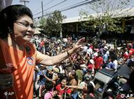 Imelda Marcos waves to the crowds in Dorte on March 26