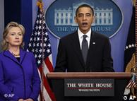 El presidente Barack Obama, flanqueado por la secretaria de Estado, Hillary Clinton, anuncia el nuevo Tratado START.