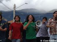La banda Quimbando con el protagonista del video: Mauricio Canedo, Marcelo Arias y Arpad Debreczeni. 
