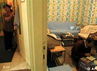احد حقوقی، ۳۵ ساله، (راست) و همسرش لیلا عباسی، ۳۰ ساله، در آپارتمانشان با بخاری ذغالی در قیصریه. دست کم ۴۲۰۰ ایرانی پس از انتخابات از ایران گریخته‌اند