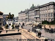 Color photo of Berlin, the Kuerfüster Bridge with the City Palace, 