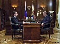 Медведев и Путин обсудили катастрофу под Смоленском