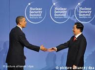 US President Barack Obama welcomes the President of China Hu Jintao to the Nuclear Security Summit  