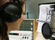 Ведущая на радио читает в миркофон