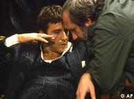 آل پاچینو در کنار براین د پالما، کارگردان فیلم «صورت زخمی». این فیلم در سال ۱۹۸۳ به روی پرده آمد.این فیلم درباره زندگی تونی مونتانا(با بازیگری آل پاچینو)، یک پناهنده کوبایی است که به فلوریدا آمده. د پالما در این فیلم به چگونگی تبدیل شدن مونتانا به گانگستر اول میامی و سپس سقوط او می‌پردازد.
