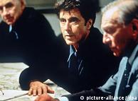 آل پاچینو (چپ» در فیلم «نفوذی» محصول سال ۱۹۹۹. او در این فیلم نقش یک تهیه‌کننده‌ی متعهد تلویزیونی را بازی می‌کند که پرده از زد و بندها و فضاحت‌های شرکت‌های دخانیات برمی‌دارد.