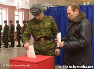 Солдаты 
голосуют на избирательном участке
