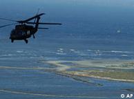 Un helicóptero de la Guardia Costera sobrevuela la región.  