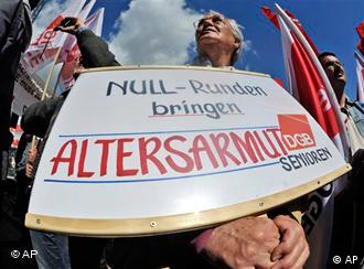 صحنه‌ای از تظاهرات روز کارگر در آلمان. بر روی این پلاکات با خط قرمز نوشته شده: فقر در دوران پیری