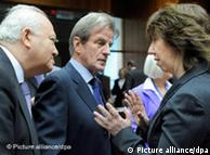 کاترین اشتون
 (راست)، مسئول سیاست خارجی اتحادیه اروپا در گفت‌وگو با برنار کوشنر و 
میگل مورانتینوس، وزیران خارجه فرانسه و اسپانیا