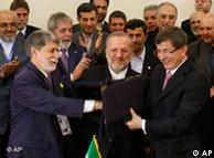 داوداوغلو در کنار وزیران خارجه ایران و برزیل پس از امضای توافق‌نامه مبادله اورانیوم