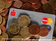 Einer Kreditkarte liegt in einem Haufen von Cent-Münzen (Foto: dpa)