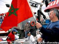 Spanischer Fischer mit marokkanischer Flagge (Foto: dpa)