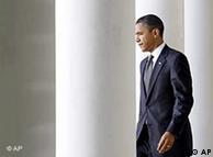 Rais Barack  Obama  akitembea  kuelekea  mahali  anapozungumza  na  waandishi  habari   katika  ikulu  ya  Marekani White House. 