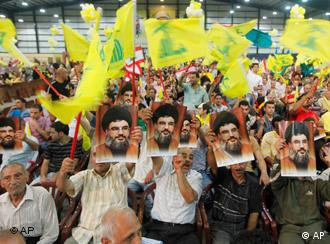 طرفداران حزب الله − پوستر رهبرشان سید حسن نصرالله را در دست دارند