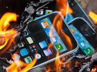 brennende i-phone-Plakate (Foto: AP)