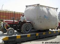 Um agricultor indiano pesa os resíduos da colheita, antes que sejam usados para produção de bionergia