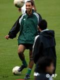 مهاجم المنتخب السعودي لكرة القدم سامي الجابر في مايو 2002