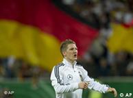 Alman milli takımının önemli oyuncularından Bastian Schweinsteiger sakatlığı nedeniyle forma giyemeyecek