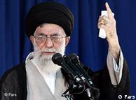 یکی از موارد
 اختلاف آیت‌الله خامنه‌ای با بسیاری از مراجع تقلید، عدم پشتیبانی این 
مراجع از محمود احمدی‌نژاد عنوان می‌شود