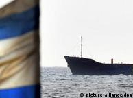El buque Rachel Corrie, que iba rumbo a Gaza y fue detenido por Israel, se aproxima al puerto de Ashdod, en el sur de Israel.