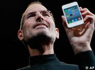 苹果公司总裁史蒂夫·乔布斯（Steve Jobs）展示IPhone 4