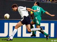 مابتن المنتخب السعودي في مونديال 2002 سامي الجابر ومدافع المنتخب الألماني ميتسيلدر في صراع على الكرة