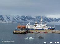 Das 
Greenpeace-Schiff Esperanza im Hafen der Arktisforschungsstation Ny 
Alesund auf Spitzbergen (Foto: Irene Quaile)