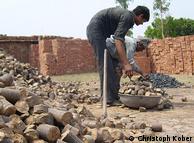 Bioenergia a partir de folhas de pinheiros facilita o trabalho em olarias no norte da Índia: os briquetes não poluem tanto quanto o carvão e pesam menos