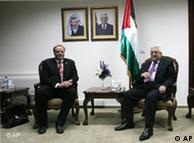 Dirk Niebel und Palästinenserpräsident Mahmud Abbas am 19.06.2010 in Ramallah Foto: AP)