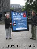 Zwei
Demonstrantinnen halten ein blaues Transparent mit der Aufschrift:
Gaza-Flotilla. 31.5.2010. Wann nennt die deutsche Regierung Brüche der
Völkerrechts Verbrechen?
Foto: DW/Marx