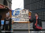 Zwei
jüdische Demonstrantinnen halten ein Plakat mit der Aufschrift 