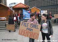 Zwei junge
Israelis, die in Berlin gegen die israelische Politik demonstrieren. Auf
einem Schild ist zu lesen: 