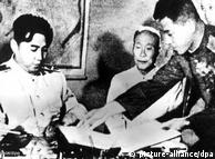 1953年金日成（左）在平壤签署停火协议