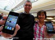 6月24日，“iPhone 4” 登陆德国市场，图片为汉堡的两位苹果迷手持新买的“iPhone 4”