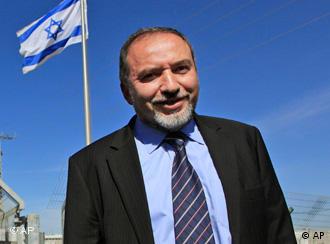 ليبرمان يبلور لخطة تهدف لرفع مسؤولية اسرائيل عن قطاع غزة بشكل كامل