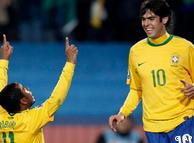 خشنودی کاکا (راست) و روبینهوی برزیلی پس از گلزنی برابر شیلی در جام جهانی ۲۰۱۰ آفریقای جنوبی