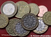 Portugiesische Euro-Münzen liegen am 14.05.2010 auf einem Tisch in Lagos an der Algarve-Küste in Portugal. Foto: Peter Zimmermann