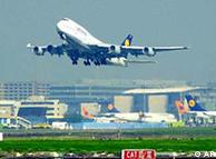 Boeing 747 da Lufthansa decola do Aeroporto de Frankfurt