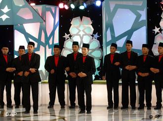 ده شرکت‌کننده‌ی جوان مسابقه بایستی آیین‌های اسلامی را در برابر دوربین‌های تلویزیونی اجرا کنند