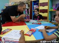 كتب وأدوات مدرسية يريد النشطاء اليهود إيصالها إلى أطفال غزة (صورة من الأرشيف لطفل فلسطينيني)