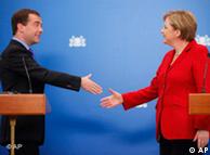 Russian President Dmitry Medvedev, left, and German Chancellor Angela Merkel shake hands during a press conference upon their talks in the Ural Mountains city of Yekaterinburg, about 1500 kilometers (900 miles) east of Moscow, Russia, Thursday, July 15, 2010. 