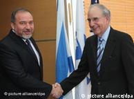 جورج میچل 
نماینده رییس‌جمهور آمریکا و آویگدور لیبرمن، وزیر خارجه اسرائیل