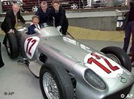 С этой легендарной моделью под названием "Серебряная стрела" Mercedes стал в 1954 и 1955 годах чемпионом "Формулы 1"