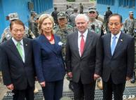 美国国务卿克林顿观看美韩朝鲜半岛海空联合演习