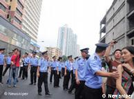 Am 25.07.2010 demonstrieren Tausende von Einwohner in der Stadt Guangzhou, China. Sie protestieren gegen den Plan von der örtlichen Behörde, Radio- und TV-Sendungen auf Guangzhou-Dialekt (Cantonese) einzustellen.    Zulieferer: Fengbo Wang