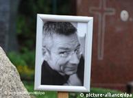 Ein Foto von Dominik Brunner an seinem Grab (Foto: DPA)