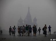 People in Moscow under a cloud of smoke
